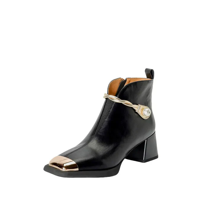 Avenya | Pearl Detail Boots